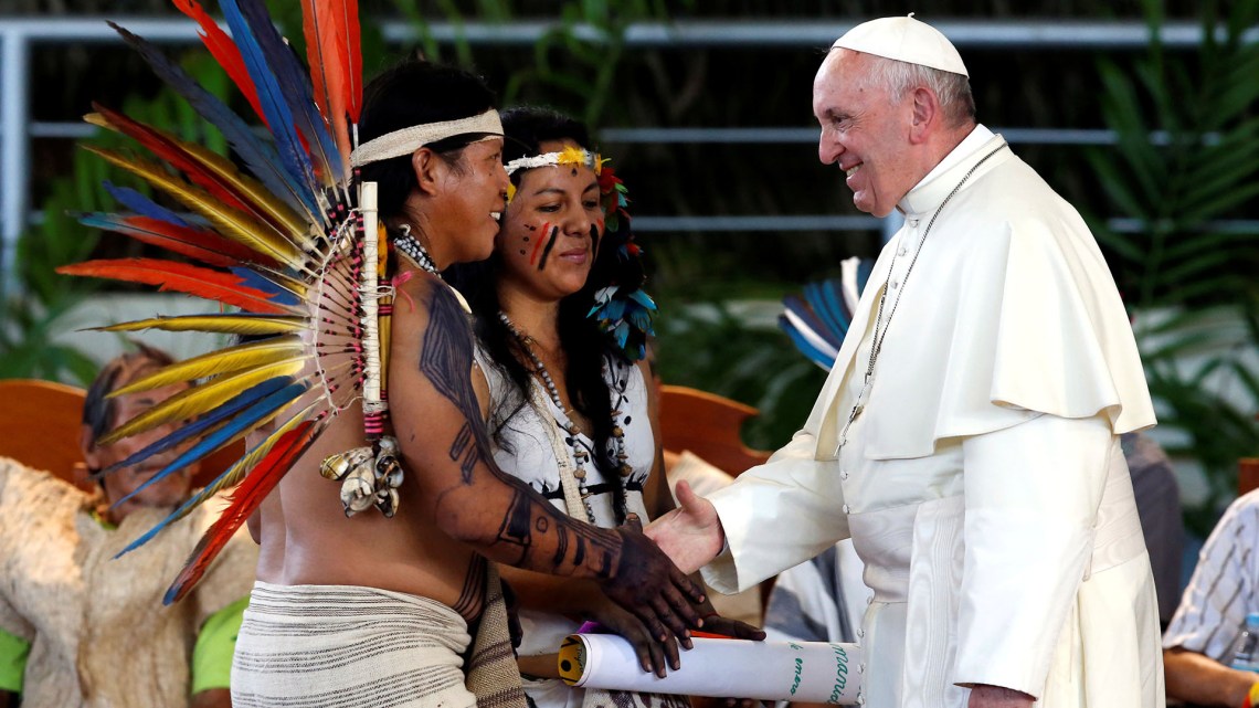 Papa Francisco com membros das comunidades aborígenes da Amzônia, Puerto Maldonado, Peru.