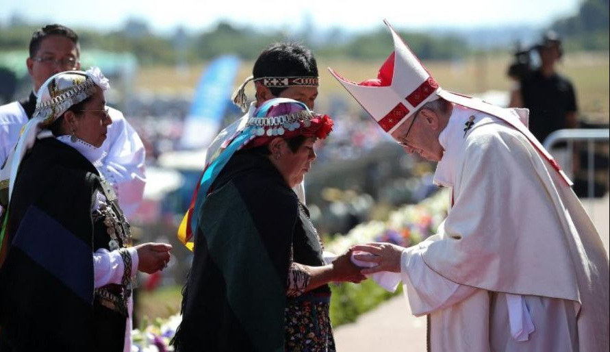 Papa Francisco com membros da comunidade Mapuche em Temuco, Chile.