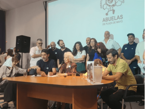 Avós de Plaza de Mayo comunicam a identidade restaurada da neta 139 apropriada na última ditadura na Argentina
